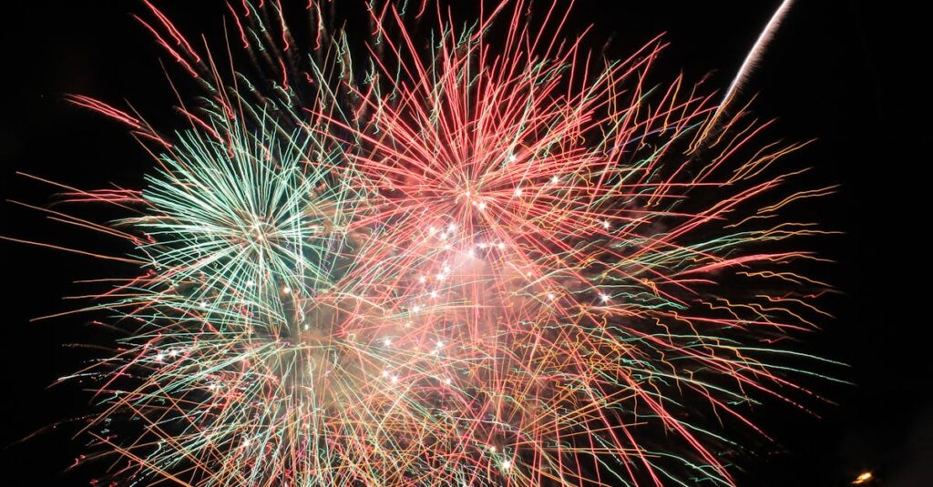 なにわ淀川花火大会の穴場スポット5選のイメージ。夜景に浮かぶ静かな観覧エリアを示す地図付きビジュアル。