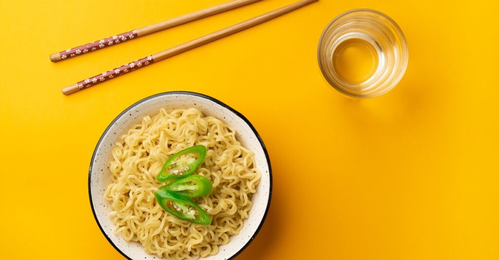 ゼンブヌードルが健康志向の中で注目される理由を象徴する料理のイメージ