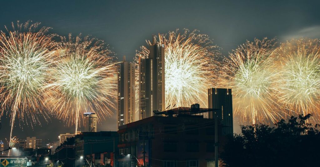 なにわ淀川花火大会の穴場スポット5選のイメージ。夜景に浮かぶ静かな観覧エリアを示す地図付きビジュアル。