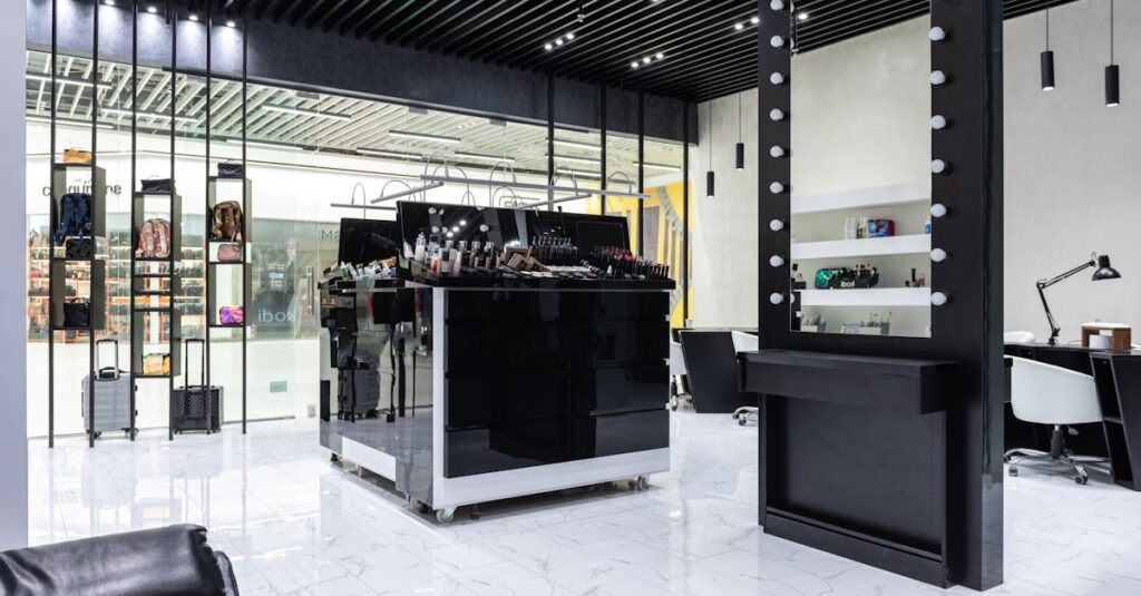 ドラッグストアでセザンヌ トーンフィルターハイライトを購入する様子、棚に並ぶプチプラコスメ