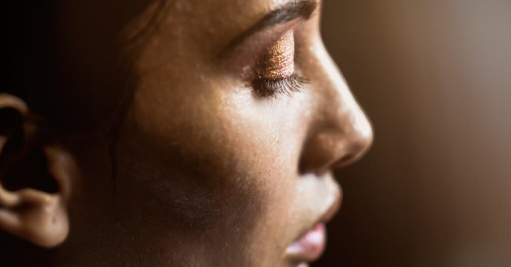 セザンヌのババアの粉ことトーンフィルターハイライトの本体とケースの写真、口コミで話題のアイテム