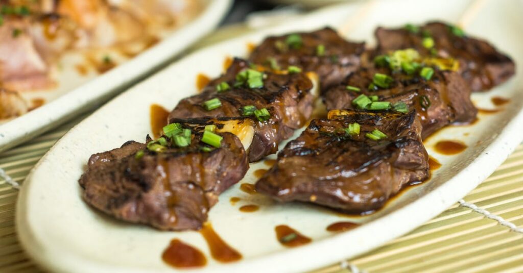 札幌雪まつりで炭火焼きされる牛串の香りが立ちこめる屋台の様子