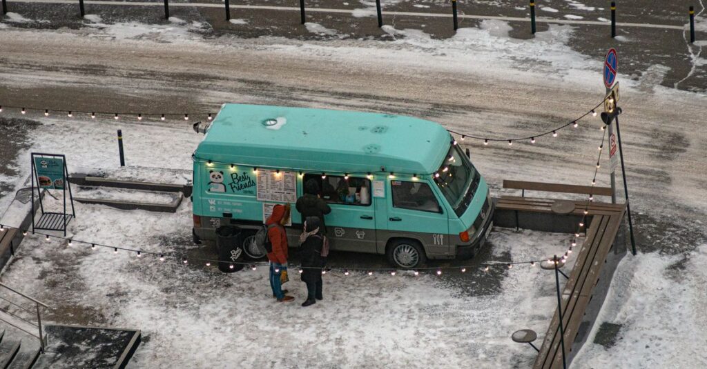 札幌雪まつりの屋台通りで湯気を立てる味噌ラーメンとジンギスカンの香りが漂う風景