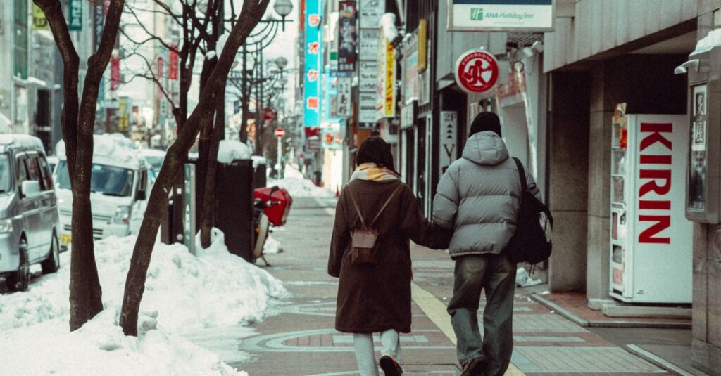 札幌雪まつりの屋台通りで湯気を立てる味噌ラーメンとジンギスカンの香りが漂う風景