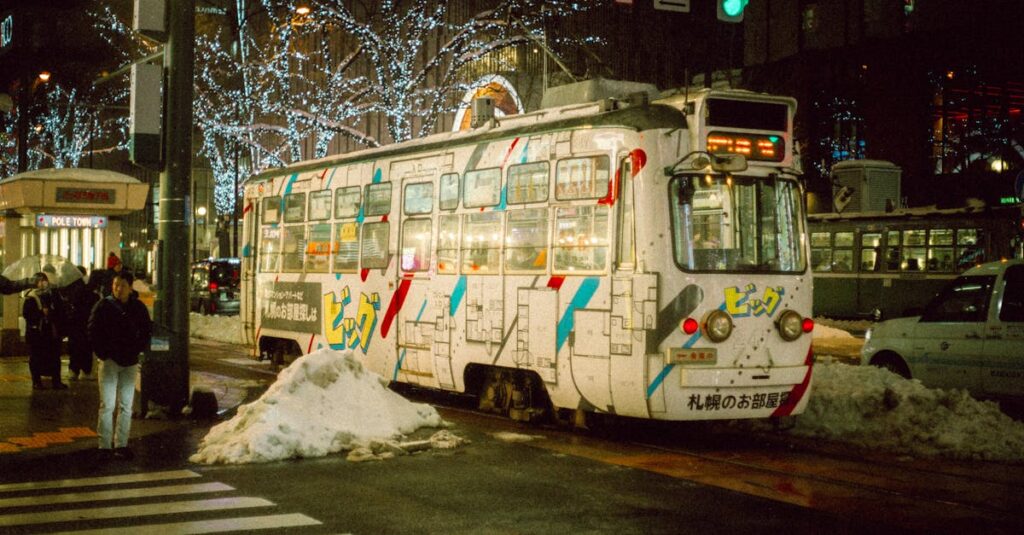 札幌雪まつりの屋台通りで湯気を立てる味噌ラーメンとジンギスカンの香りが漂う風景