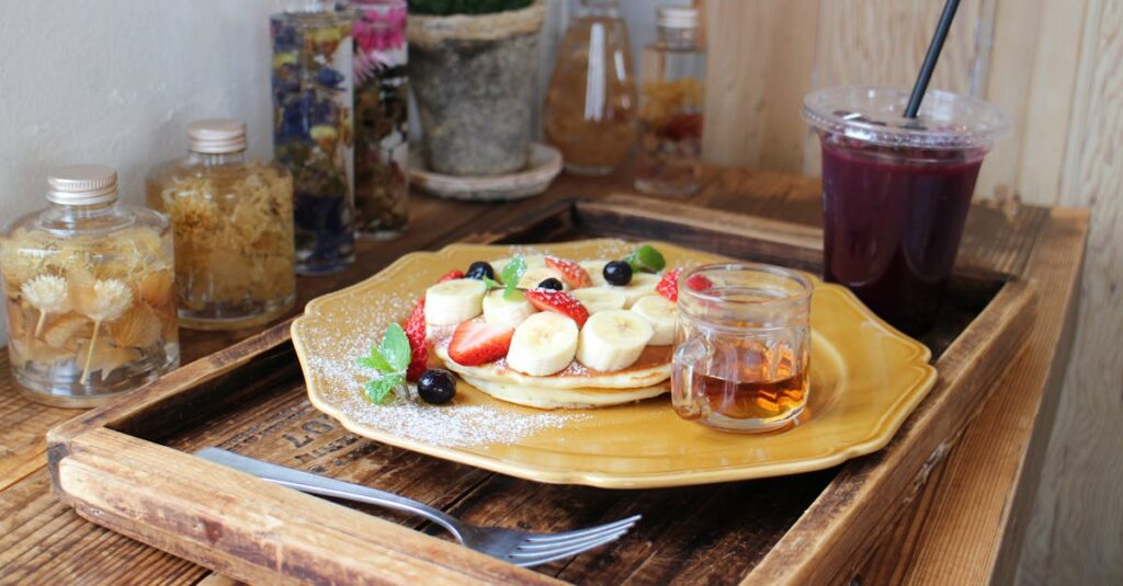 関西のいちご狩り農園で赤く実ったいちごを摘む手元と温室の風景