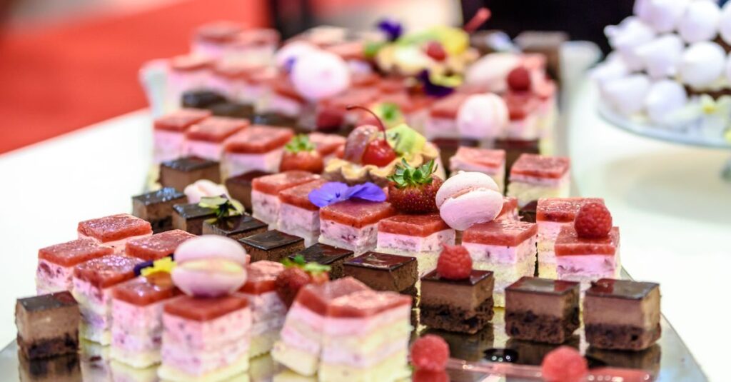 京都のいちごビュッフェを価格帯別に紹介した比較表とスイーツのイメージ