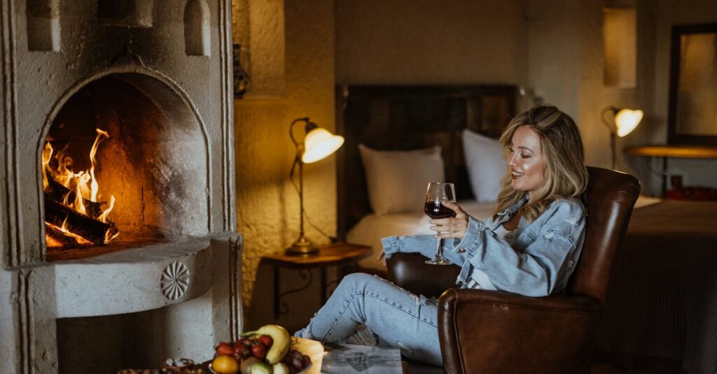 札幌雪まつりの夜にホットワインや甘酒を楽しむ観光客がライトアップを眺める光景