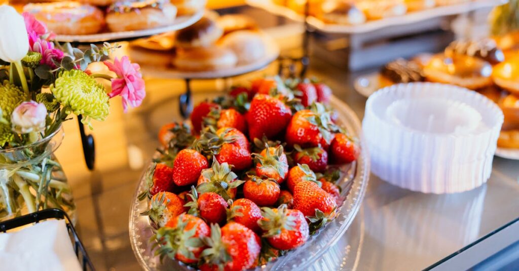 京都のいちごビュッフェを価格帯別に紹介した比較表とスイーツのイメージ