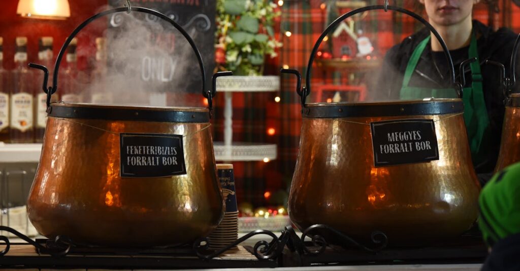 札幌雪まつりの夜にホットワインや甘酒を楽しむ観光客がライトアップを眺める光景