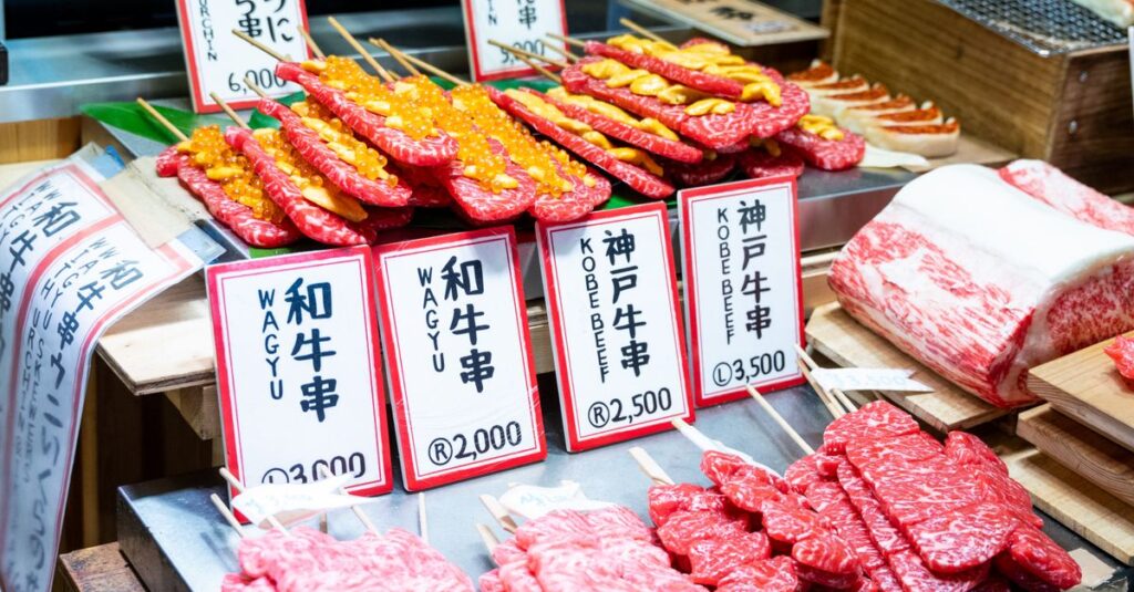 札幌雪まつりで炭火焼きされる牛串の香りが立ちこめる屋台の様子