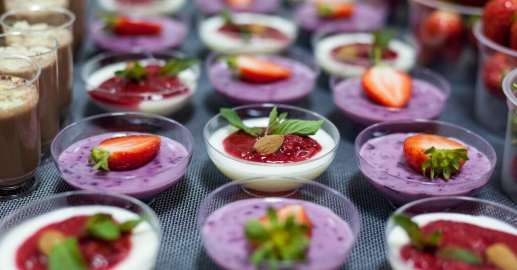 2026年春に京都で楽しめる人気いちごビュッフェの華やかなスイーツ盛り合わせ