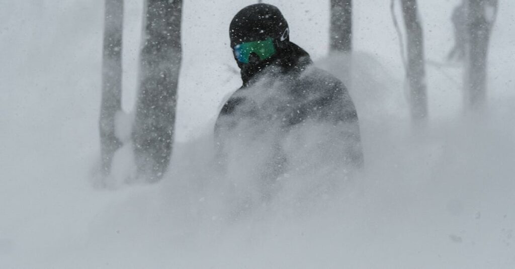 冬季オリンピックで活躍する日本代表選手たち。スピードスケートやスノーボードなどメダルが期待される競技のイメージ。